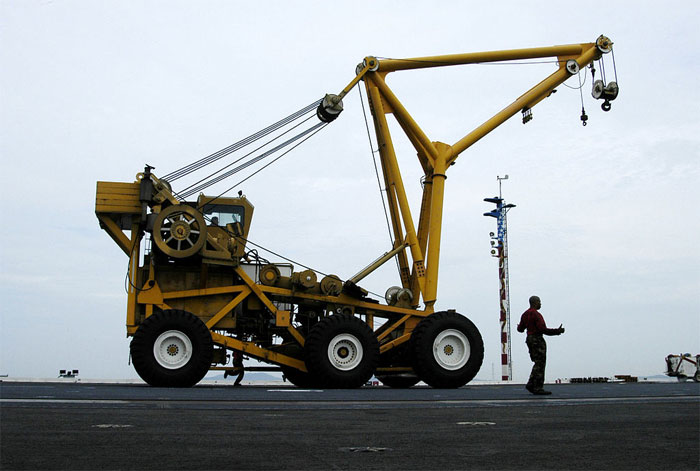 Inspection périodique de la grue montée sur camion