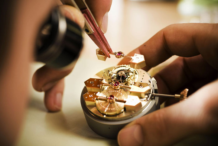 الدقة الميكانيكية للمجوهرات ، ومعايير صناعة الساعات